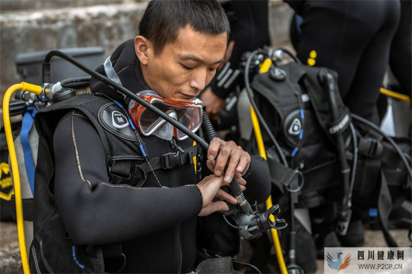 貴州43歲救援隊長景區作業遇難:下水10分鐘后失聯,疑遭遇暗流撞上硬物昏迷失去呼吸(圖1) 貴州43歲救援隊長景區作業遇難:下水10分鐘后失聯,疑遭遇暗流撞上硬物昏迷失去呼吸(圖1)