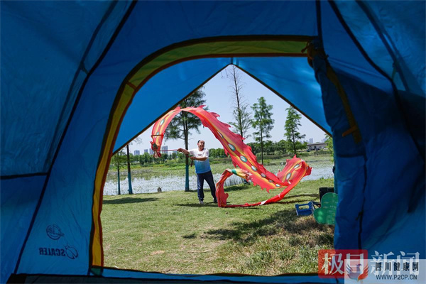 喝茶聊天，舞龍健身，市民享受假日好時光(圖1)
