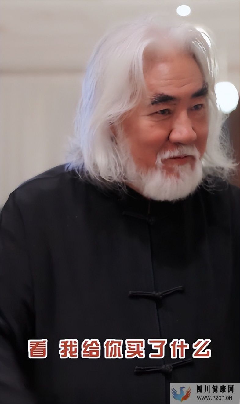71歲張紀中送嬌妻禮物！親自戴項鏈好恩愛，嬌妻皮膚白嫩紗裙太透(圖1)