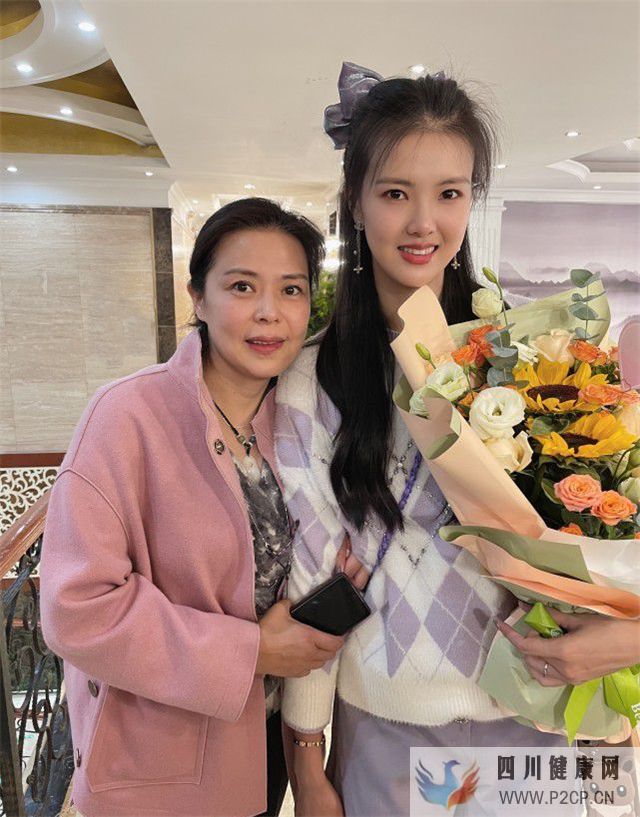 張常寧一家三位美人!媽媽像關之琳很有魅力,嫂子皮膚白皙像少女(圖1) 張常寧一家三位美人!媽媽像關之琳很有魅力,嫂子皮膚白皙像少女(圖1)